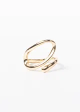 Anillo dorado de acero quirúrgico con diseño ovalado calado y ajustable.