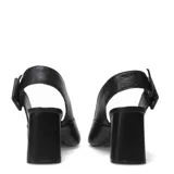 Sandalias negras de cuero con punta abierta, taco bloque y hebilla lateral.