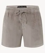 Bermuda de terciopelo color crema, corte runner, con cintura elástica, cordón ajustable y bolsillos laterales.