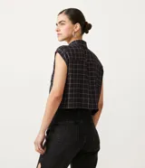 Blusa cropped musculosa de viscosa con estampado de cuadros, cuello camisero y abotonadura frontal.