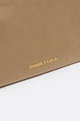 Neceser grande Bimba y Lola color beige, de nylon con estructura blanda y cierre de cremallera. Tiene un bolsillo interior, tirador de piel y logo metálico.