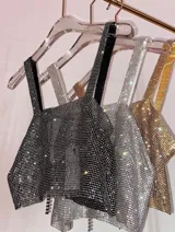 Top plateado de metal con strass, escote cuadrado y tirantes finos. Se ajusta con cadena en la espalda.