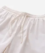 Conjunto de pijama para hombre, color blanco hueso, compuesto por una camisa de manga corta con cuello solapa y cierre frontal de botones, y un short con cintura elástica y lazo.
