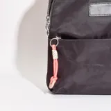 Mochila negra de tela, con diseño minimalista y cierre frontal, ideal para uso diario.