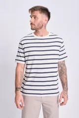 Remera de manga corta a rayas horizontales blancas y azul marino.