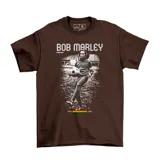 Remera negra de algodón con estampado de Bob Marley jugando al fútbol y las fechas 1945-1981. Diseño de la marca Emexem.