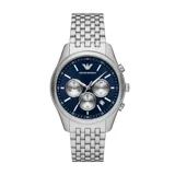 Reloj Emporio Armani modelo Antonio, con caja plateada de acero inoxidable de 41mm de diámetro, esfera azul con tres subesferas plateadas, agujas plateadas luminiscentes y calendario a las 6. Pulsera de acero inoxidable plateada con cierre desplegable. Resistente al agua hasta 50 metros.