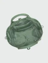 Bolso de mano verde con cierre metálico plateado.