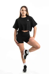 Remera negra corta con logo bordado en el frente.