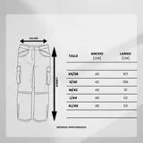 Pantalón baggy de jean negro con efecto lavado, con estampado de un esqueleto blanco en la pierna izquierda y bordado de letras góticas en el bolsillo trasero derecho.