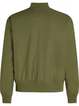 Campera bomber verde militar de Tommy Hilfiger con cierre frontal, cuello, puños y bajo acanalados. Tiene dos bolsillos laterales con botón a presión y logo de la marca bordado en el pecho.
