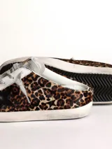 Zapatilla Golden Goose modelo Super-Star, sin talón, con estampado animal print de leopardo, estrella negra de cuero en el lateral y cordones grises.