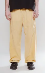 Pantalón de corte sastrero color amarillo claro, con bolsillos laterales, cintura elástica ajustable y tela suede suave.