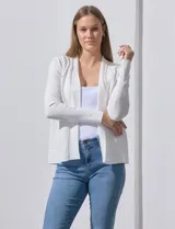 Cardigan tejido color blanco, con cuello en V y textura acanalada.