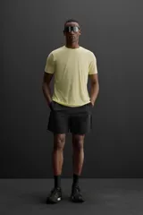 Shorts de entrenamiento negros confeccionados en tejido técnico ligero y elástico, con cintura elástica ajustable con cordón interior, bolsillos frontales y bolsillo trasero con cierre de cremallera. Bajo con acabado termofijado y aberturas laterales.
