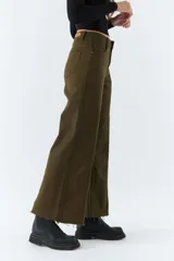 Pantalón de gabardina color marrón, de corte recto cropped, con bolsillos cargo y logo bordado.