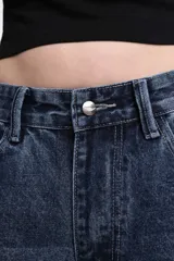 Bermuda de jean azul con lavado ácido, corte ancho y largo a la rodilla.