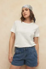 Remera de manga corta de algodón, diseño básico y corte suelto, disponible en varios colores.
