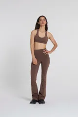 Calza larga marrón acampanada, de tiro alto y cintura con doble tela.