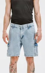 Bermuda cargo de jean celeste, con cintura con bragueta y botón metálico, calce regular y bolsillos laterales y delanteros.