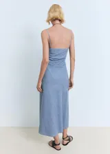 Vestido midi de tirantes finos, color celeste denim, con detalle drapeado en la cintura y cierre lateral con cremallera.
