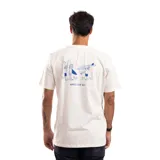 Remera de algodón color blanco con estampado gráfico en la parte frontal.
