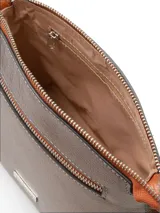 Bandolera de cuero color peltre con detalles en cuero color suela. Tiene correa larga regulable, cierre superior, bolsillo interior con cierre y chapa metálica con logo de la marca.