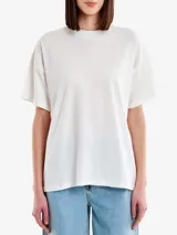 Remera blanca amplia de manga corta con cuello redondo.