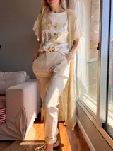 Pantalón de vestir color beige, de corte recto, con pinzas en la cintura, bolsillos laterales y traseros.