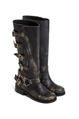 Botas de cuero gastado color marrón con hebillas y apliques de metal de caña alta.