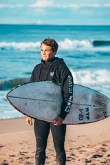 Hoodie negro con estampado en la espalda.