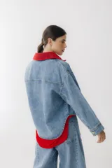 Campera de jean celeste con cuello y bolsillo con detalles de crochet blanco.