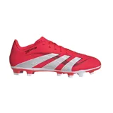 Championes de fútbol Adidas Predator Club FG/MG, color rojo con detalles en plateado. Empeine sintético con textura Strikeprint y suela versátil para césped natural seco y césped artificial.