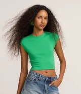 Blusa verde sin mangas, confeccionada en tejido rib con textura de rayas.