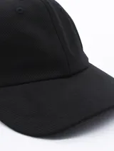 Gorra de béisbol con estampado animal print en tonos marrones y negros.
