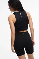 Top deportivo negro, corto, con escote redondo y copas removibles.