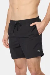 Short de baño azul vibrante, de corte clásico y largo medio, con cintura elástica y cordón ajustable. Cuenta con bolsillos laterales y suspensor de malla fina interior.