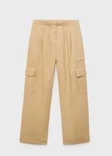 Pantalón cargo color beige de lino, corte recto y tiro medio. Cuenta con cintura elástica ajustable con cordón, bolsillos laterales y bolsillos de parche con solapa en las piernas.