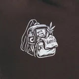 Canguro marrón con capucha, cordones ajustables y bolsillo tipo canguro. Estampado pequeño en el pecho con diseño de una mochila con elementos de la naturaleza.