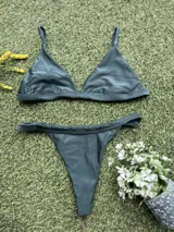 Conjunto de bikini verde oscuro, con corpiño triangular fijo y bombacha colaless regulable. Incluye abertura para agregar tazas soft.