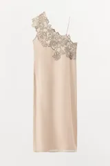 Vestido midi color beige, de viscosa, con escote asimétrico y detalle de crochet en el hombro.