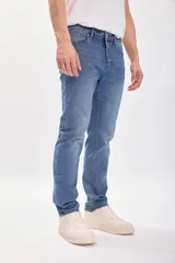 Pantalón de jean de corte clásico en color azul medio.