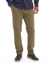 Pantalón de vestir negro, de corte recto, con bolsillos laterales y traseros. Se ajusta a la cintura con cinturón de cuero marrón.