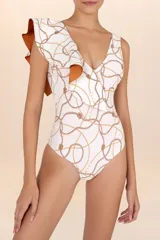 Traje de baño entero tipo camiseta Do Reis, color blanco con estampado de cadenas doradas y marrones. Presenta un escote en V con volado en el hombro y breteles anchos. Espalda media y cobertura completa.