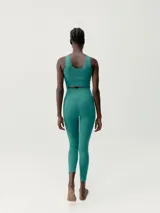 Top deportivo gris de punto canalé, con copas extraíbles y espalda atlética.