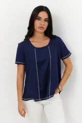 Remera azul marino de algodón con paneles frontales de satén y costuras decorativas en contraste.