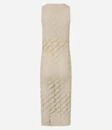 Vestido midi de crochet color crudo, sin mangas y con cuello redondo. Presenta aberturas laterales en el ruedo.