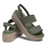 Sandalias Crocs modelo Brooklyn Low Wedge, color azul marino con plataforma beige. Presentan dos tiras anchas sobre el empeine y una tira ajustable en el talón.