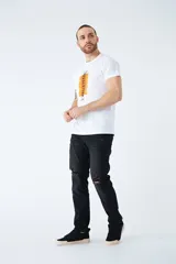Pantalón de jean negro con roturas en las rodillas, corte recto, tiro medio y logo bordado.