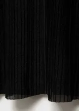 Vestido midi negro plisado, de corte recto, manga corta y cuello redondo.